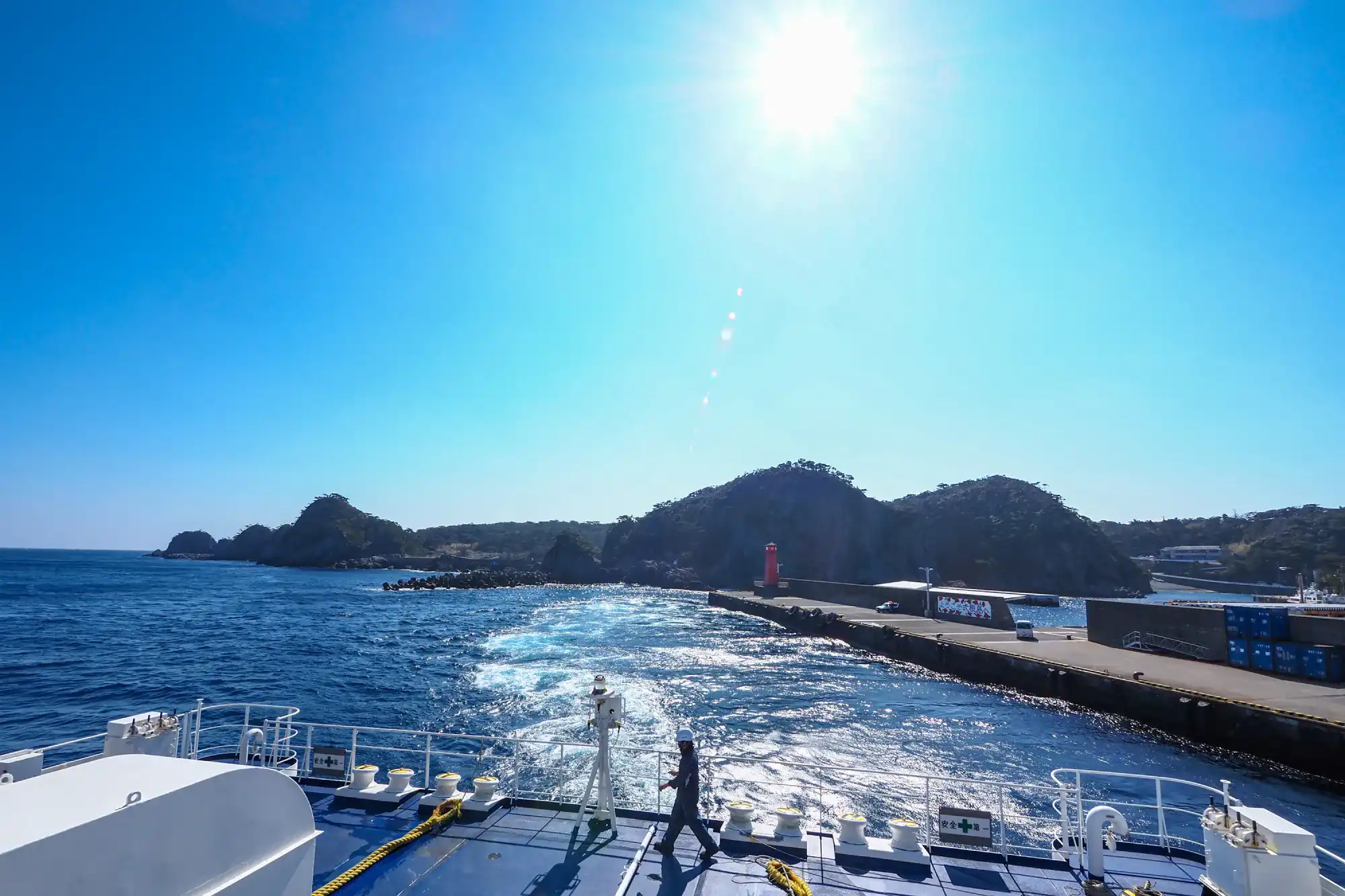 船の甲板から遠ざかっていく島