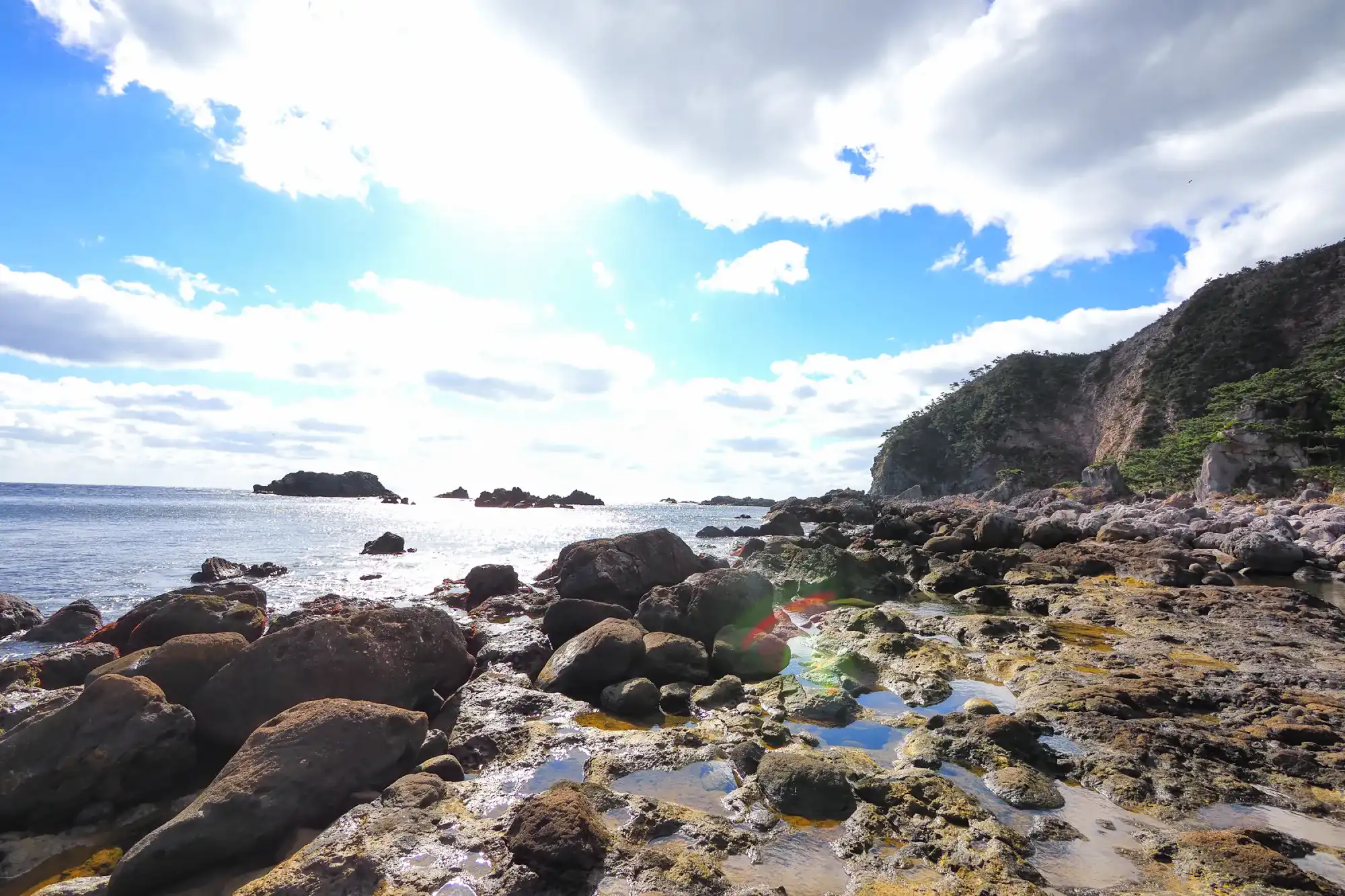 大自然の中に湧き立つ温泉と目の前に広がる絶景