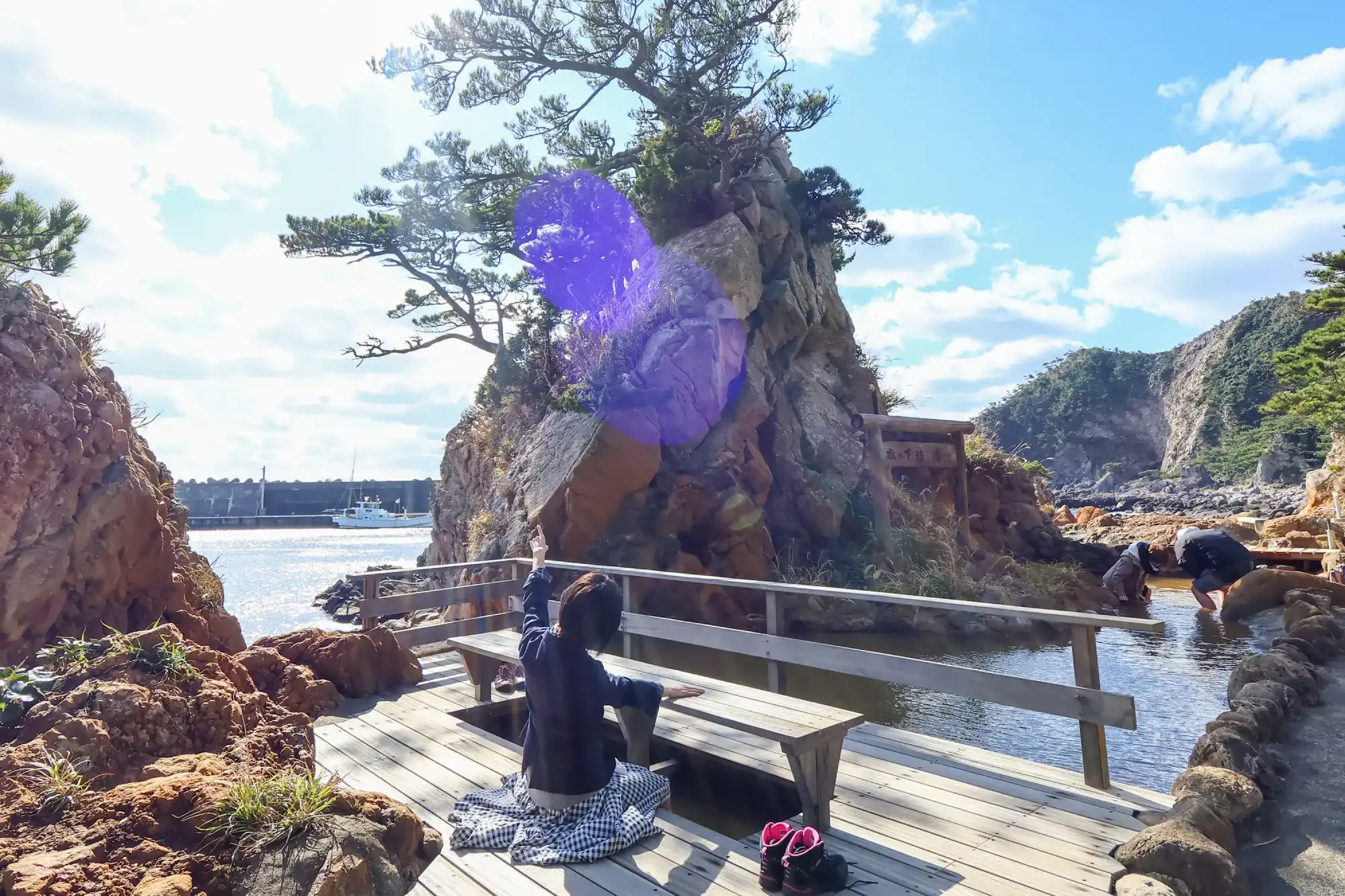足湯に浸かりながら景色を眺める女性