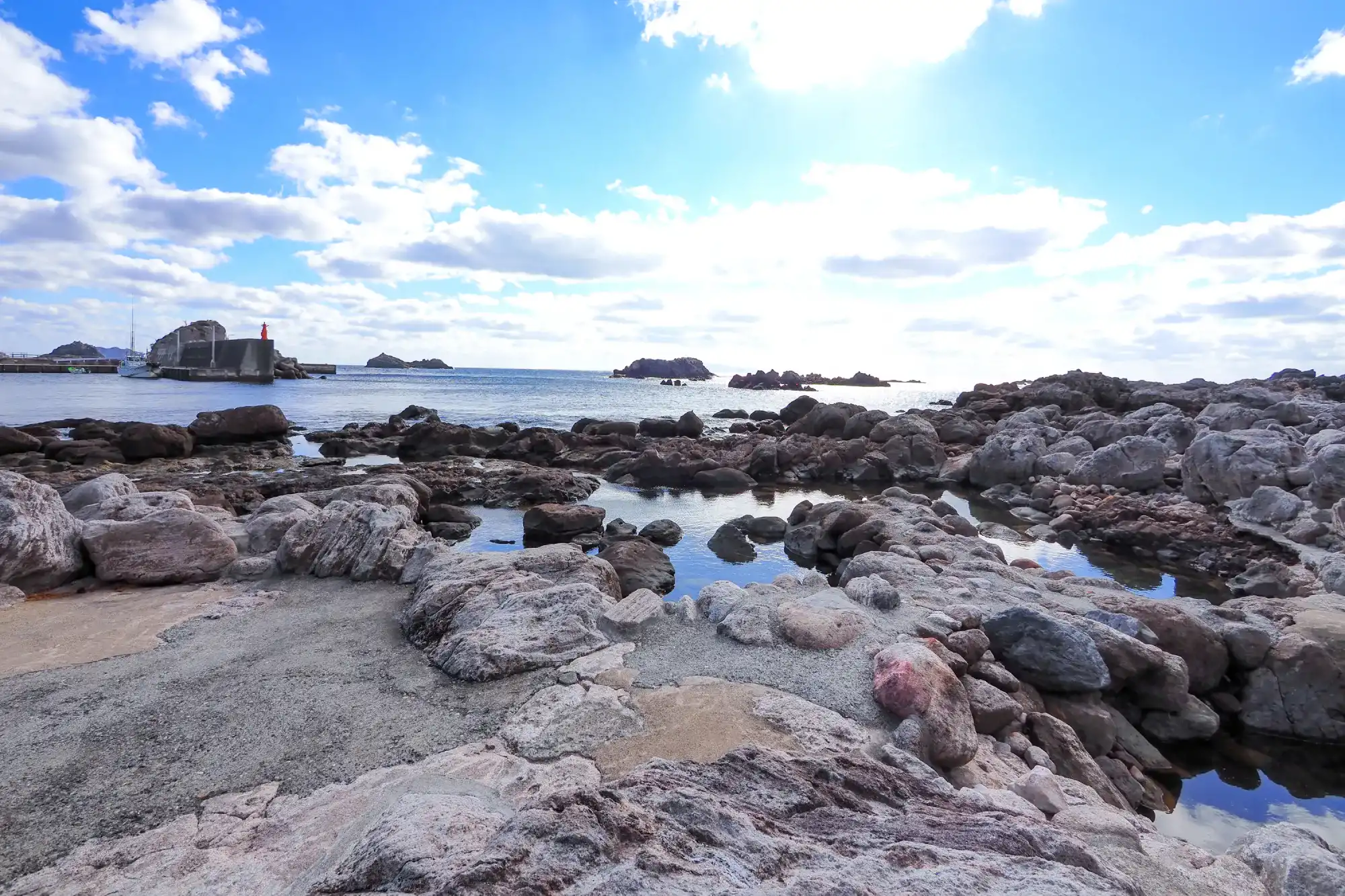 空・海・温泉がワンフレームに収まる壮観な足附温泉の景観