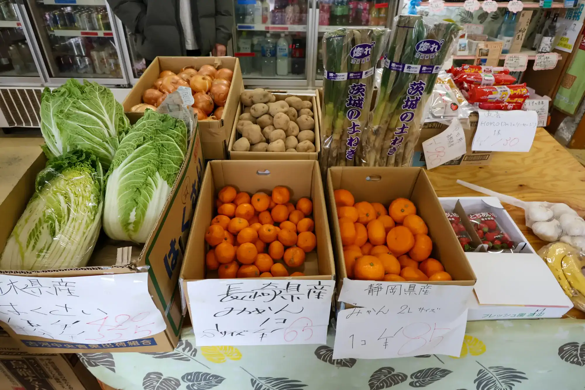 島の商店の野菜コーナー