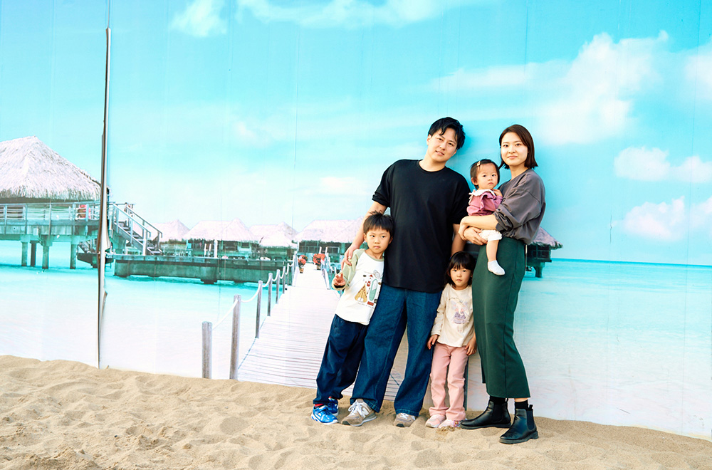 白い砂浜と青い空と海、ビーチに立っているかのようなおりおりん一家