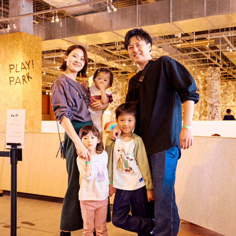 「PLAY!PARK」と書かれた柱の前でおりおりん一家の家族写真