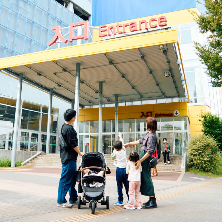 大きく「入口」と書かれた看板を構えるイケア