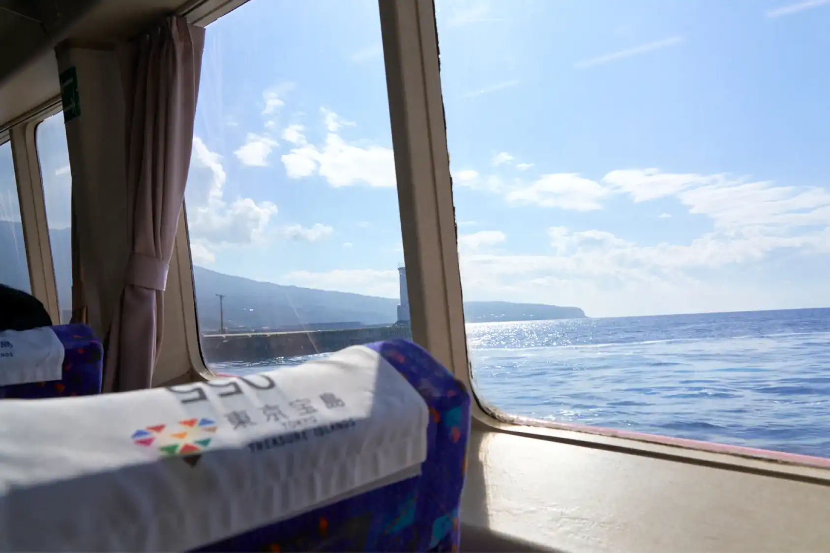 船内の窓から利島が見えてくる