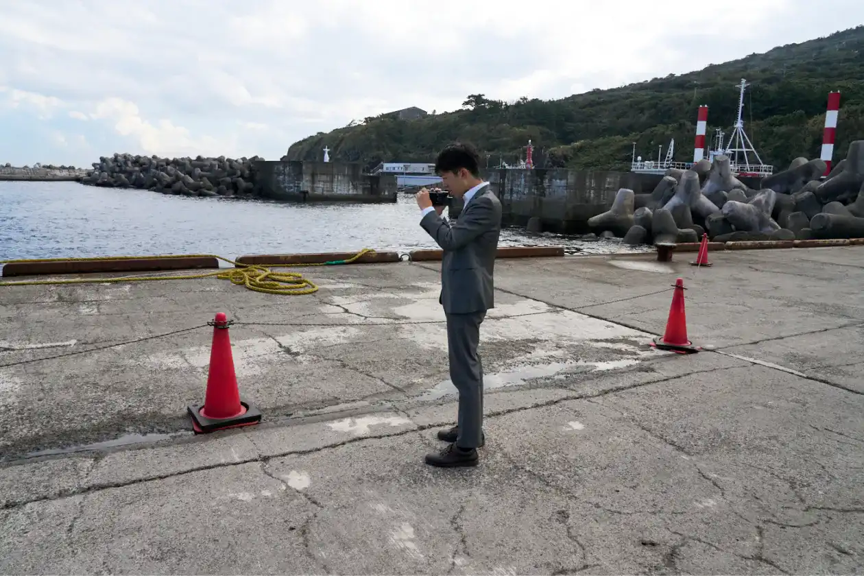 利島の船着場に到着するスーツさん