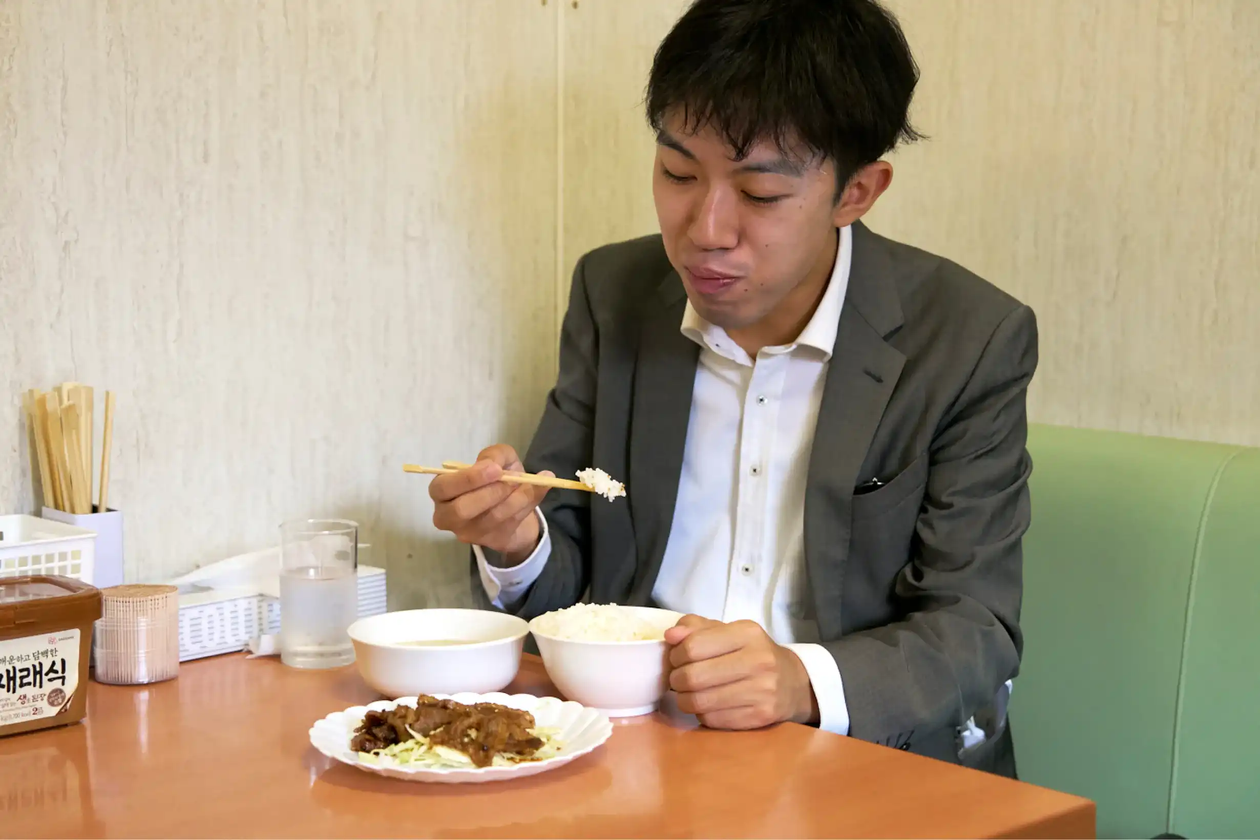 食事をするスーツさん