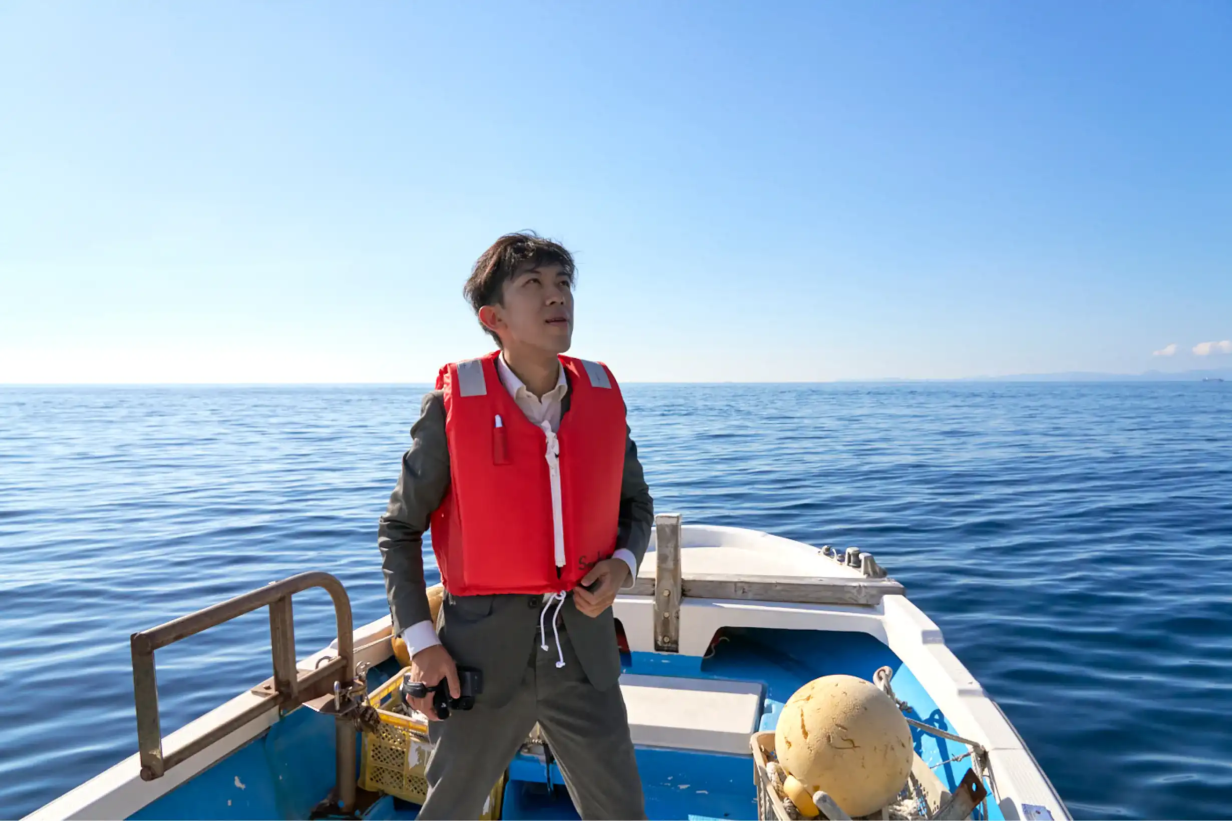 島の南側の風景を眺めるスーツさん