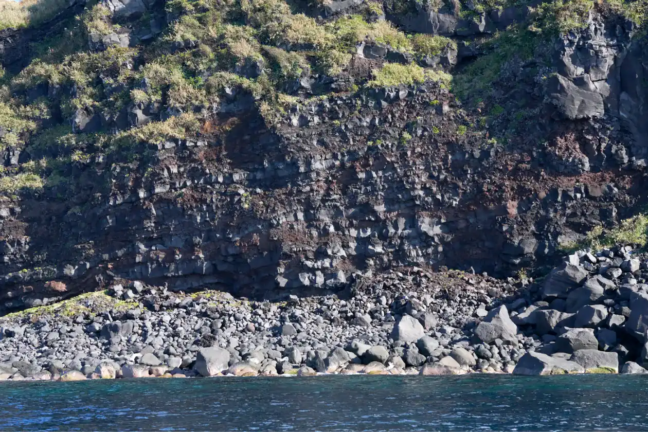 島の南側の断崖絶壁の光景