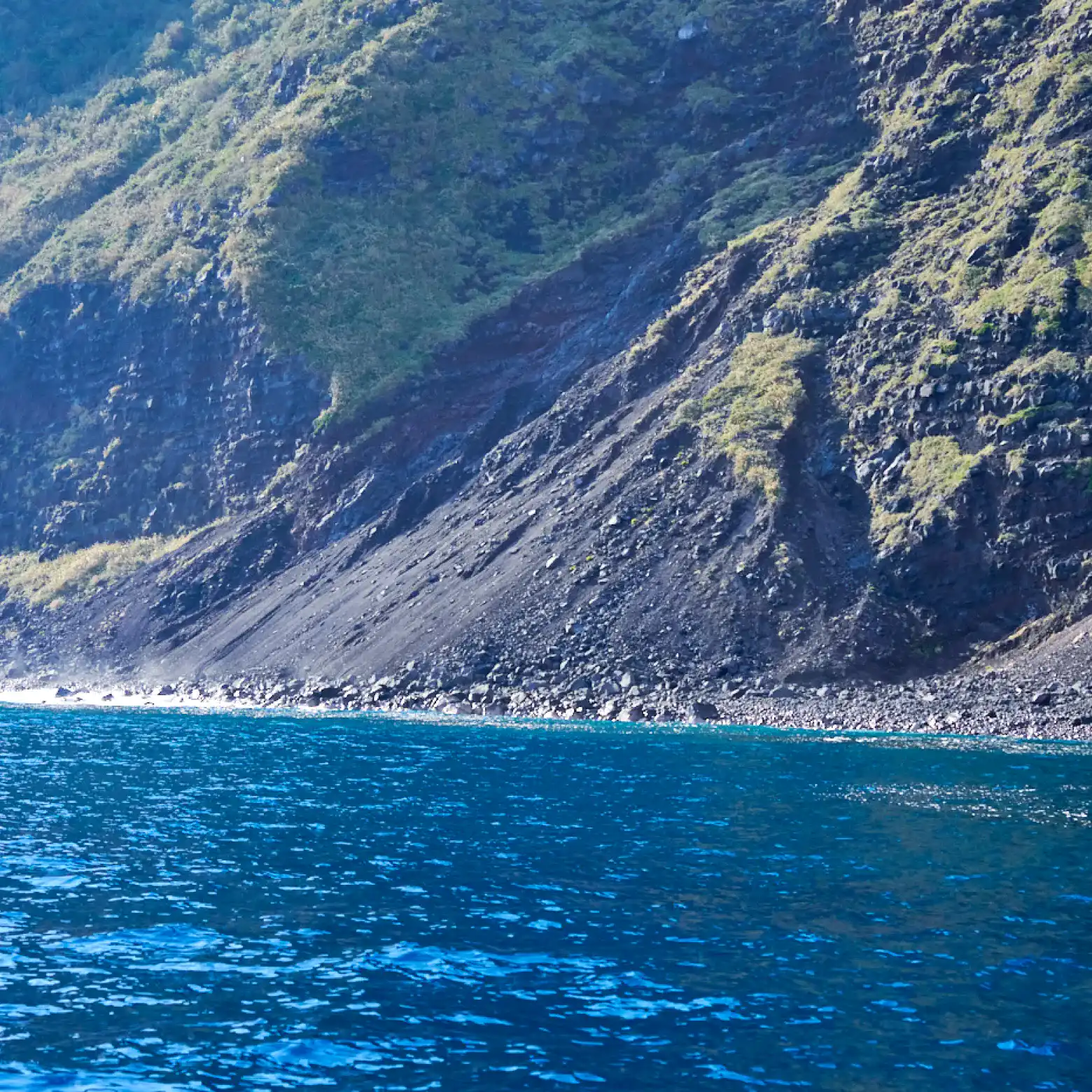 島の南側の断崖絶壁の光景