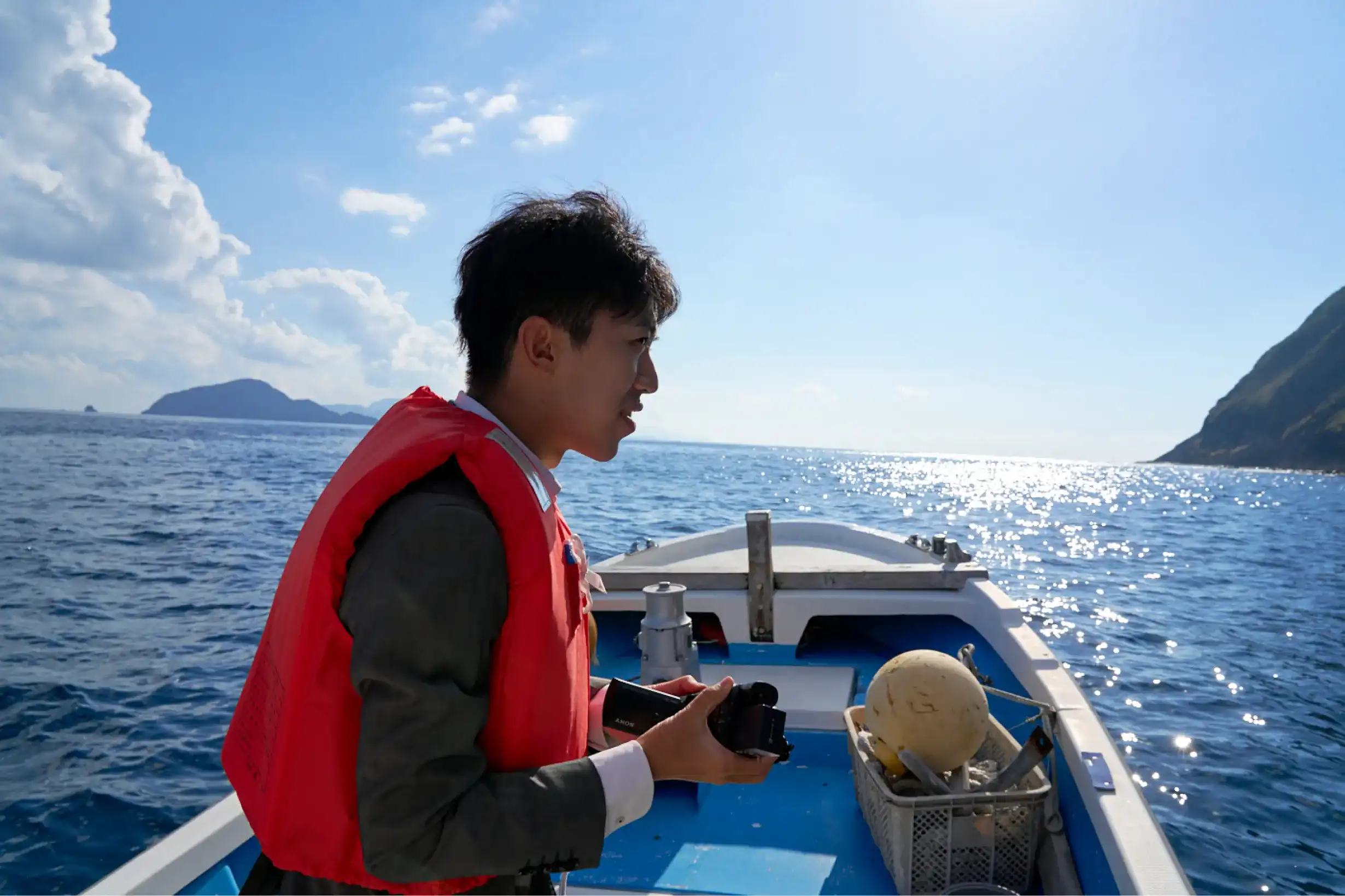 飛ぶ魚の群れにテンションが上がるスーツさん