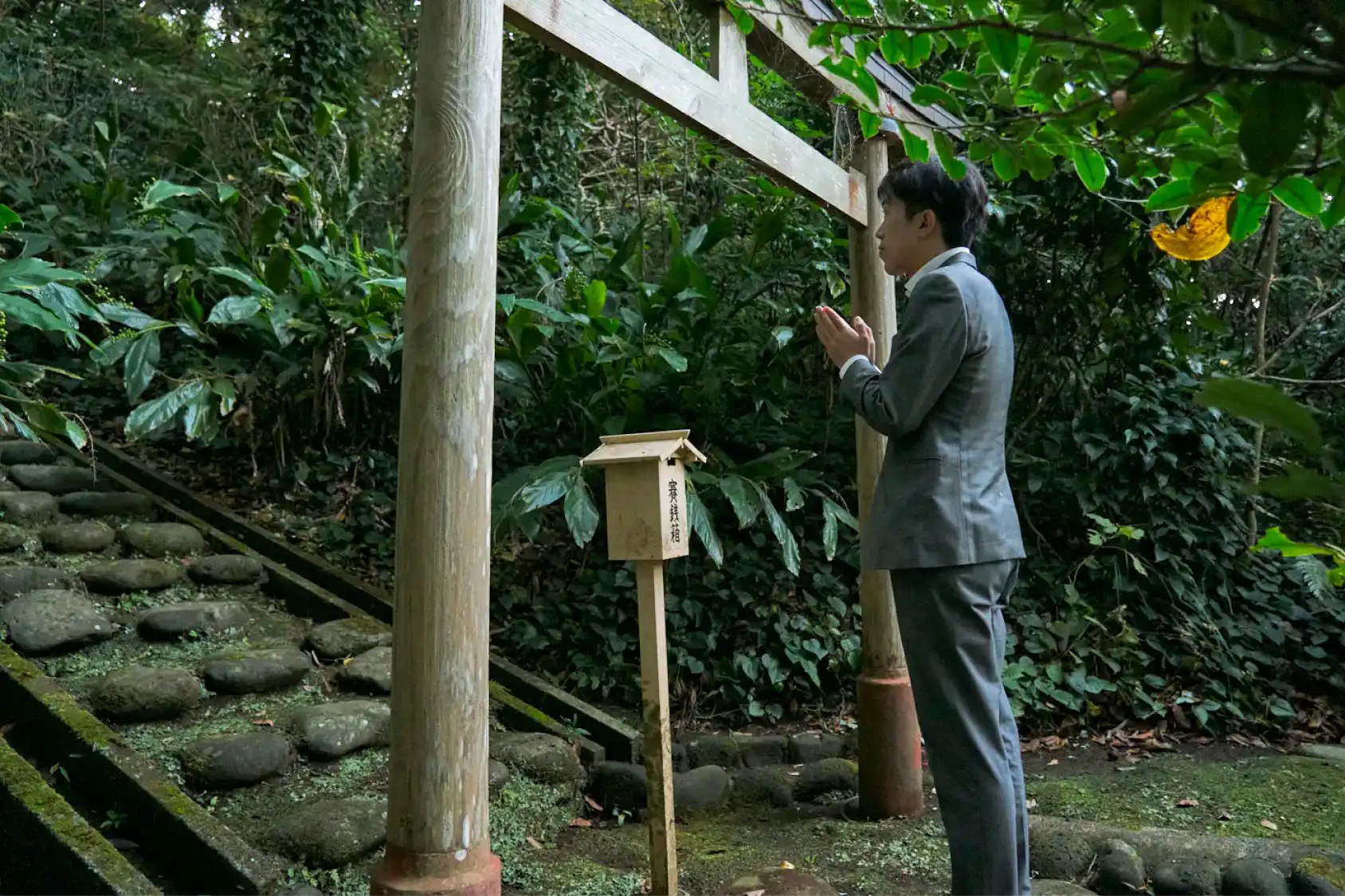下上神社にお参りするスーツさん
