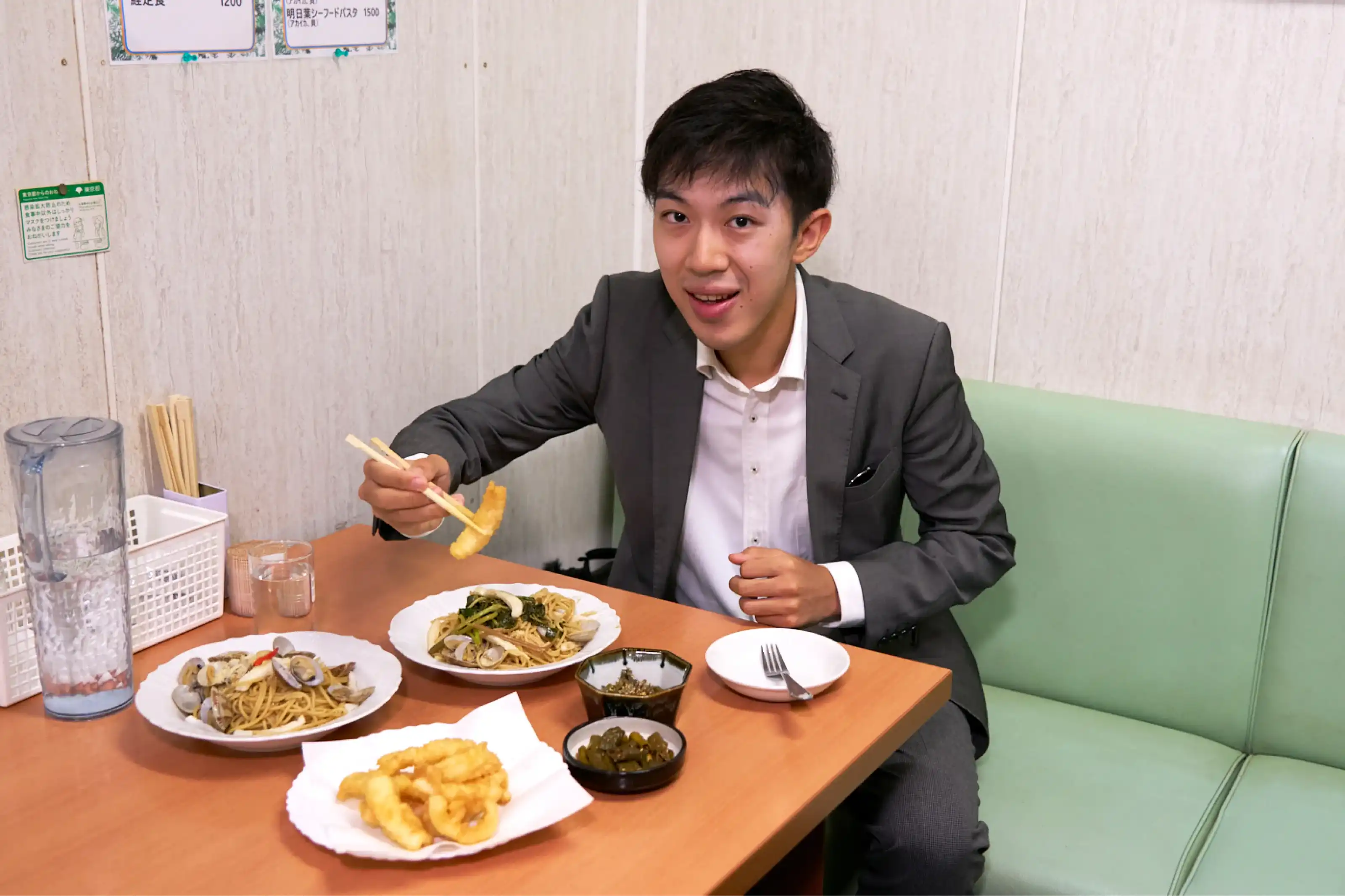 食堂HARUで夕食を食べるスーツさん