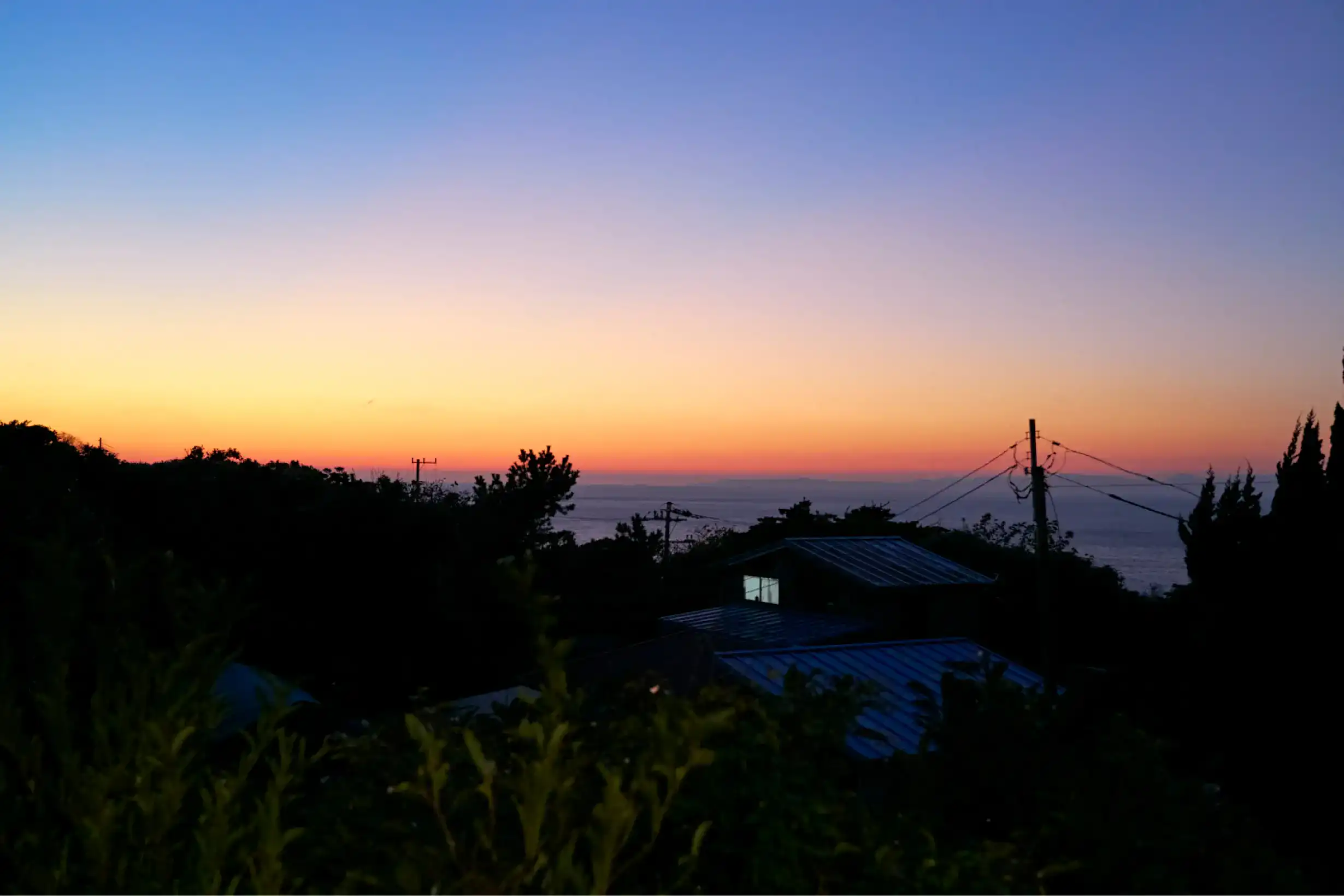 海に夕日が沈む風景