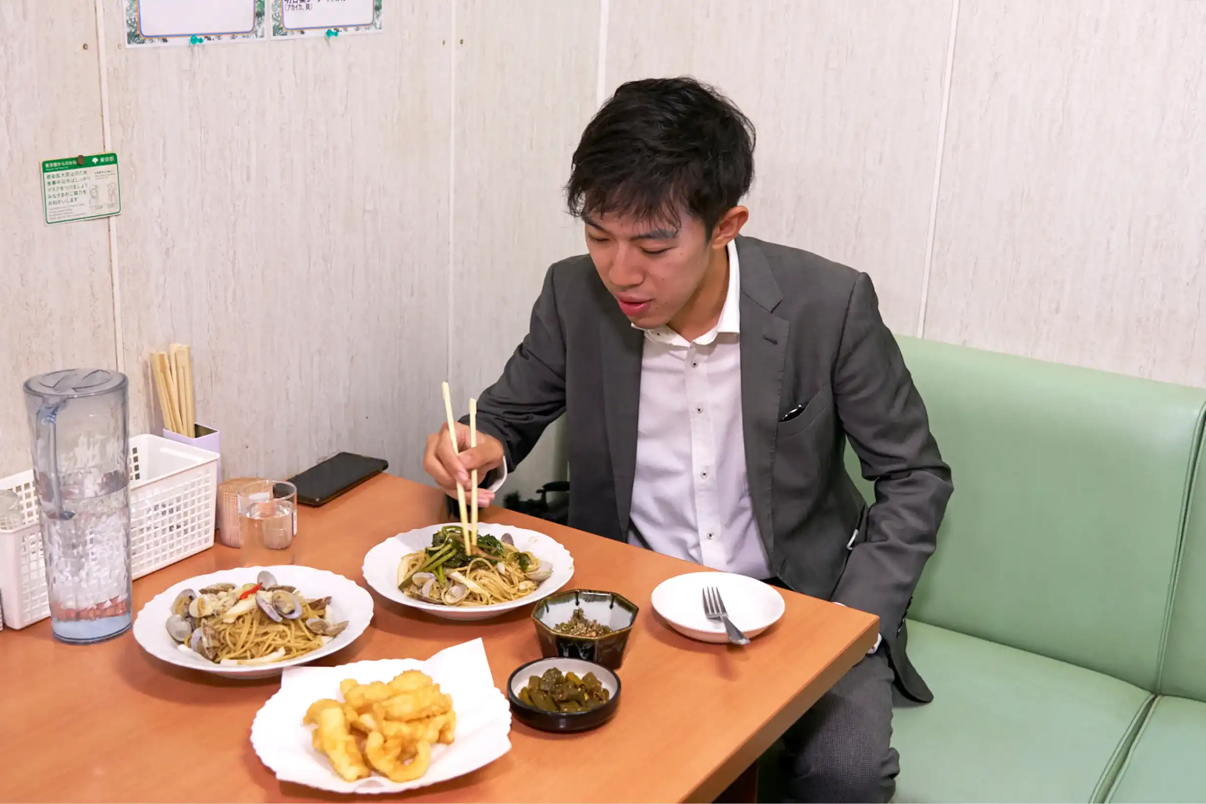 夕食を食べるスーツさん