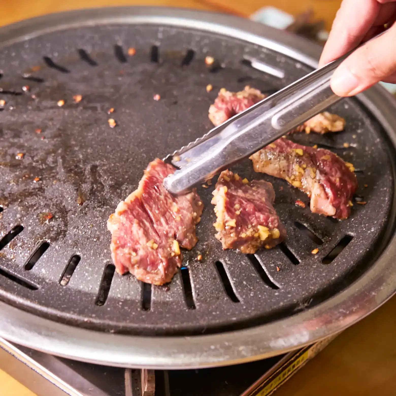 焼き肉を焼く写真