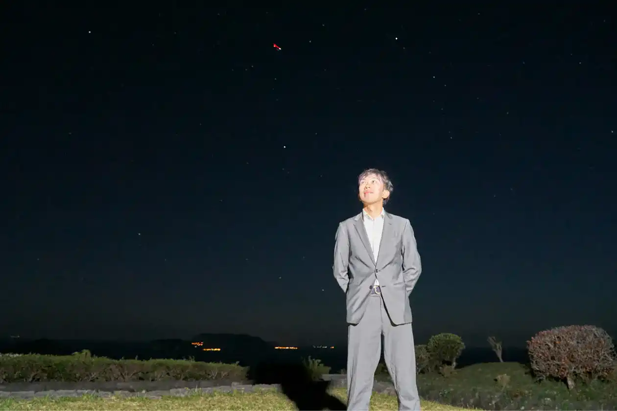 星空を眺めるスーツさん