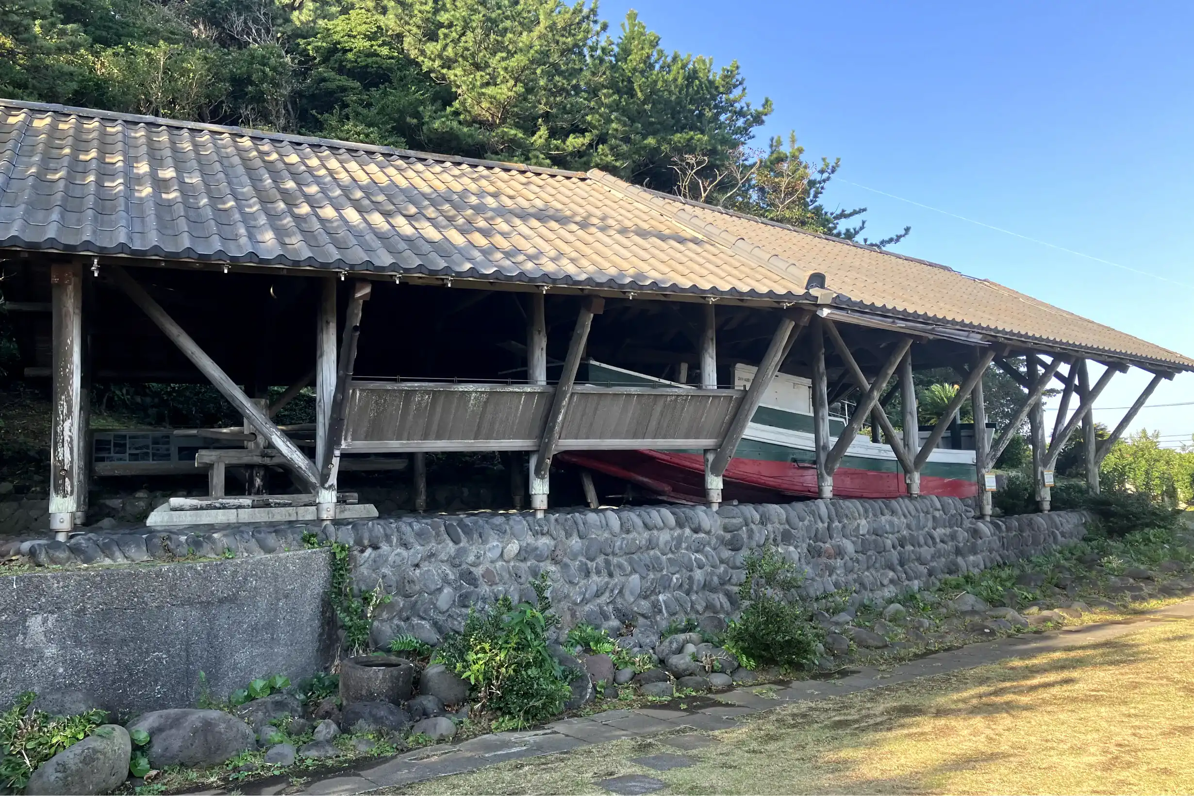 はしけと海の歴史広場にある艀に使っていた小型船