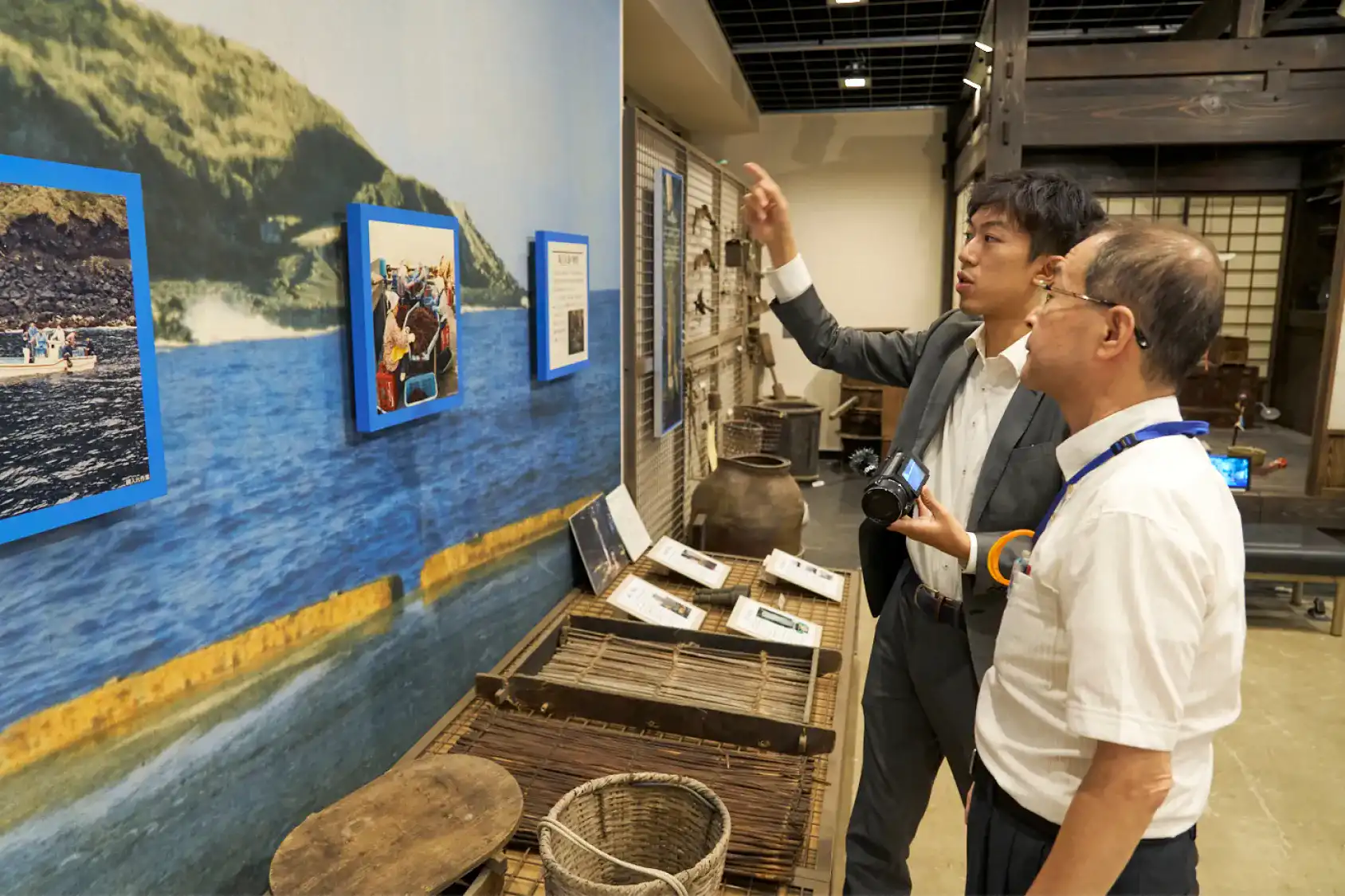 館長さんに島の歴史を教えてもらう