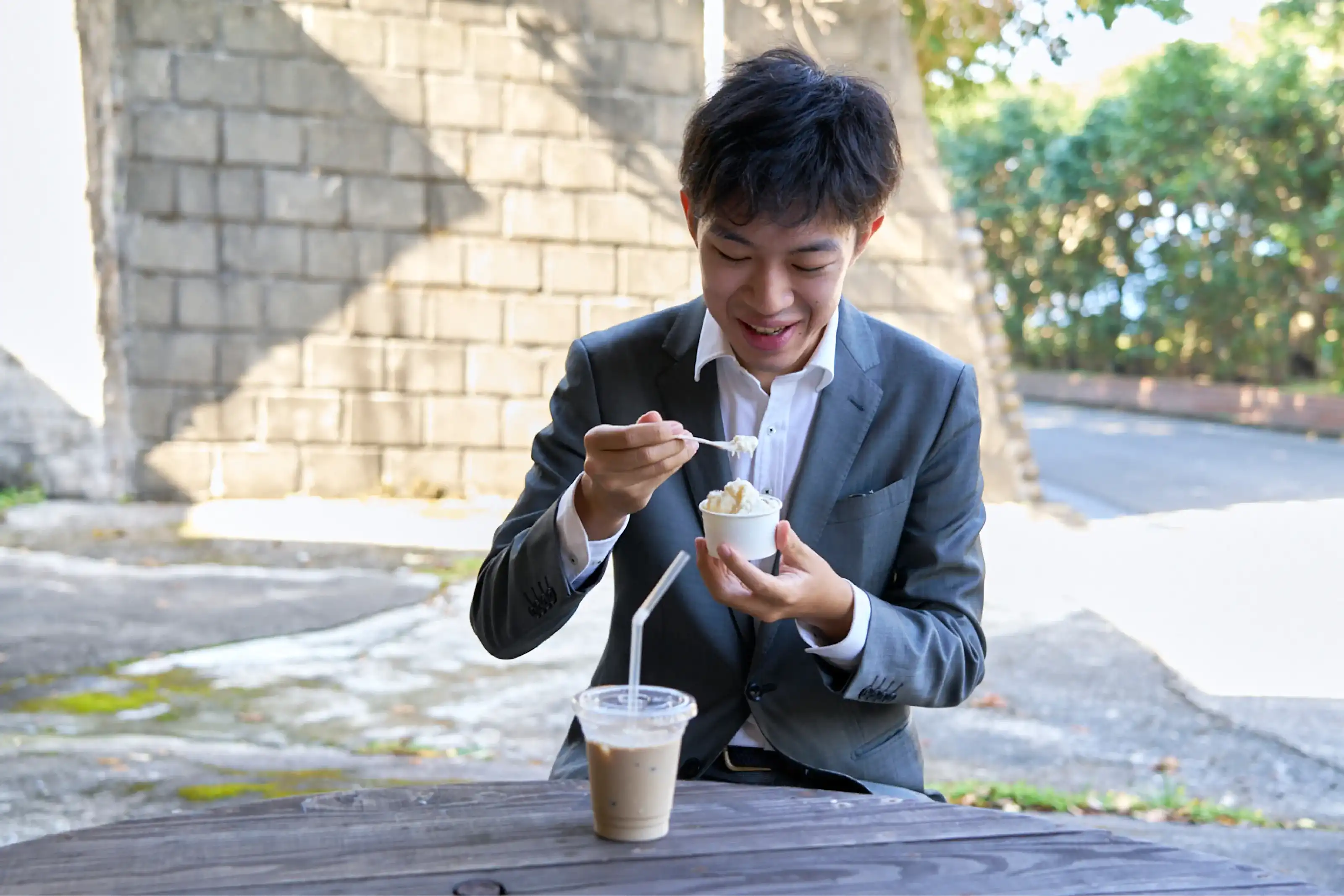 ジェラートを食べるスーツさん