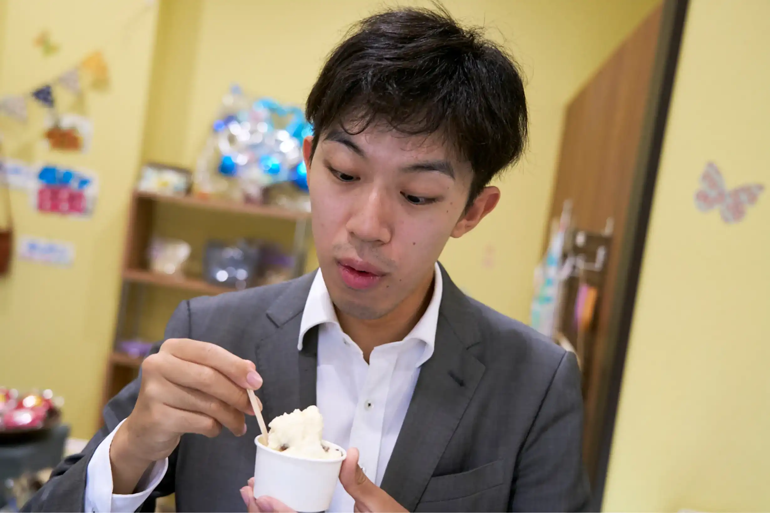 ジェラートを食べるスーツさん