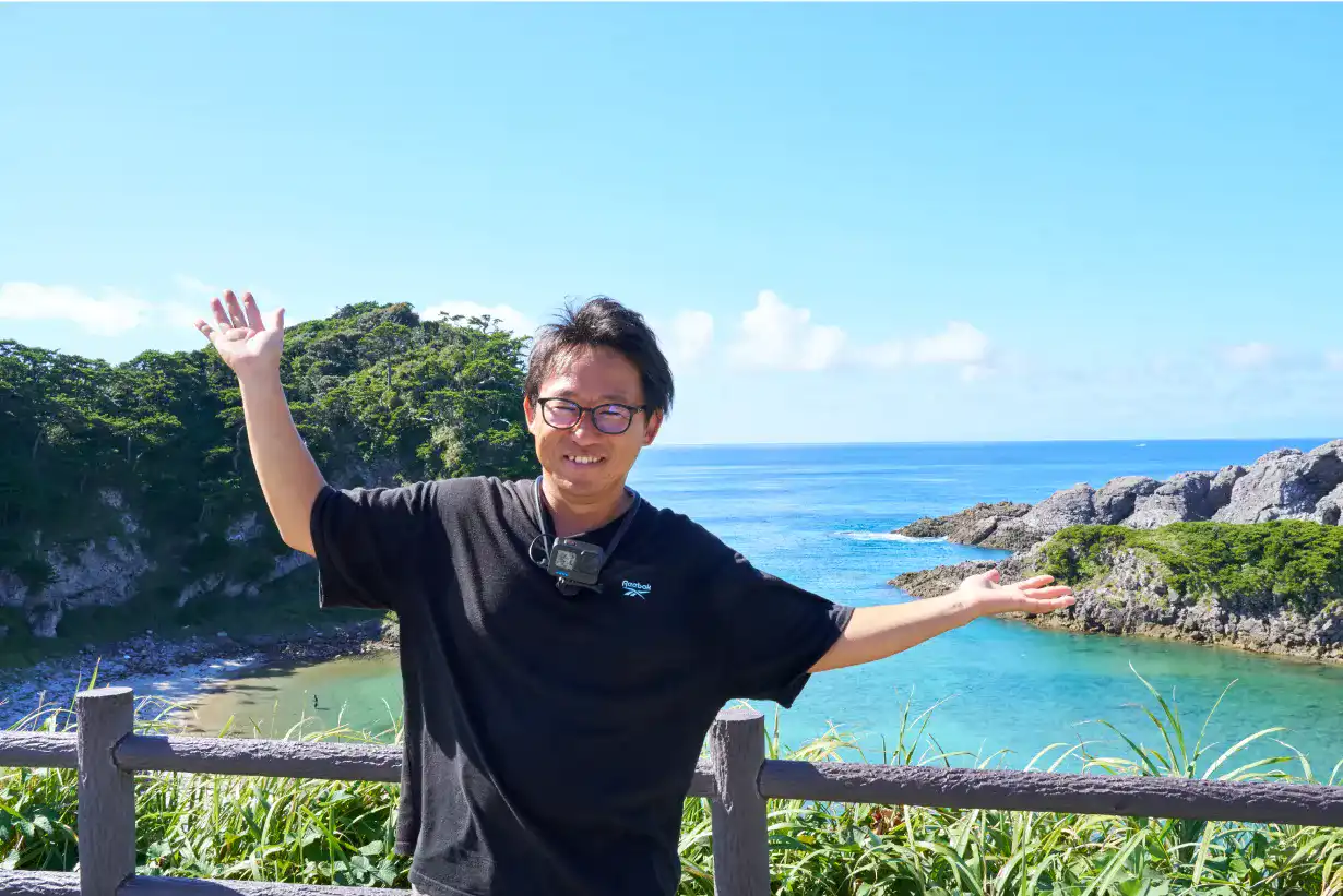 青い空と泊海水浴場の青い海を前にポーズを取るとくさん