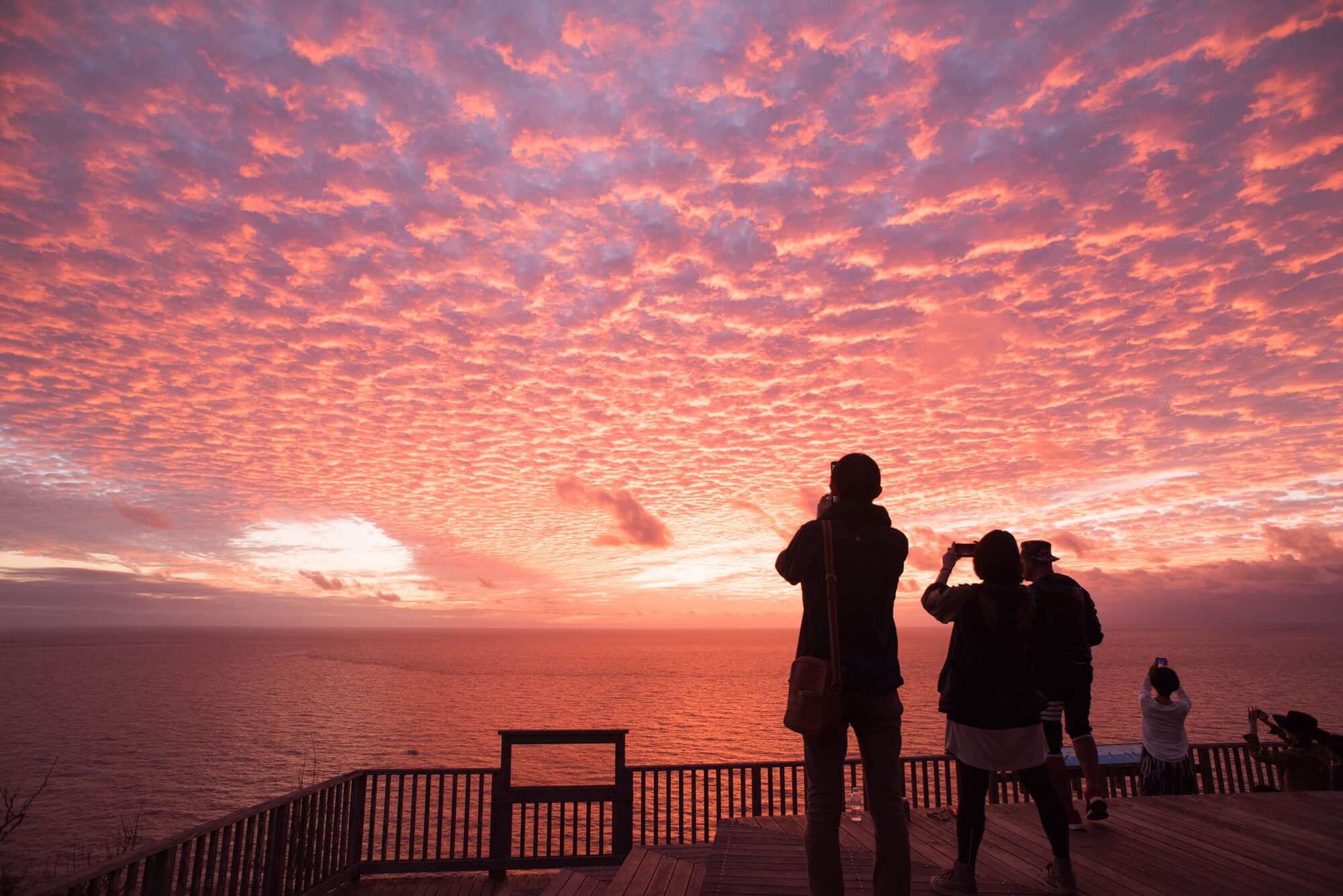 父島のウェザーステーション展望台から見た夕焼けの風景