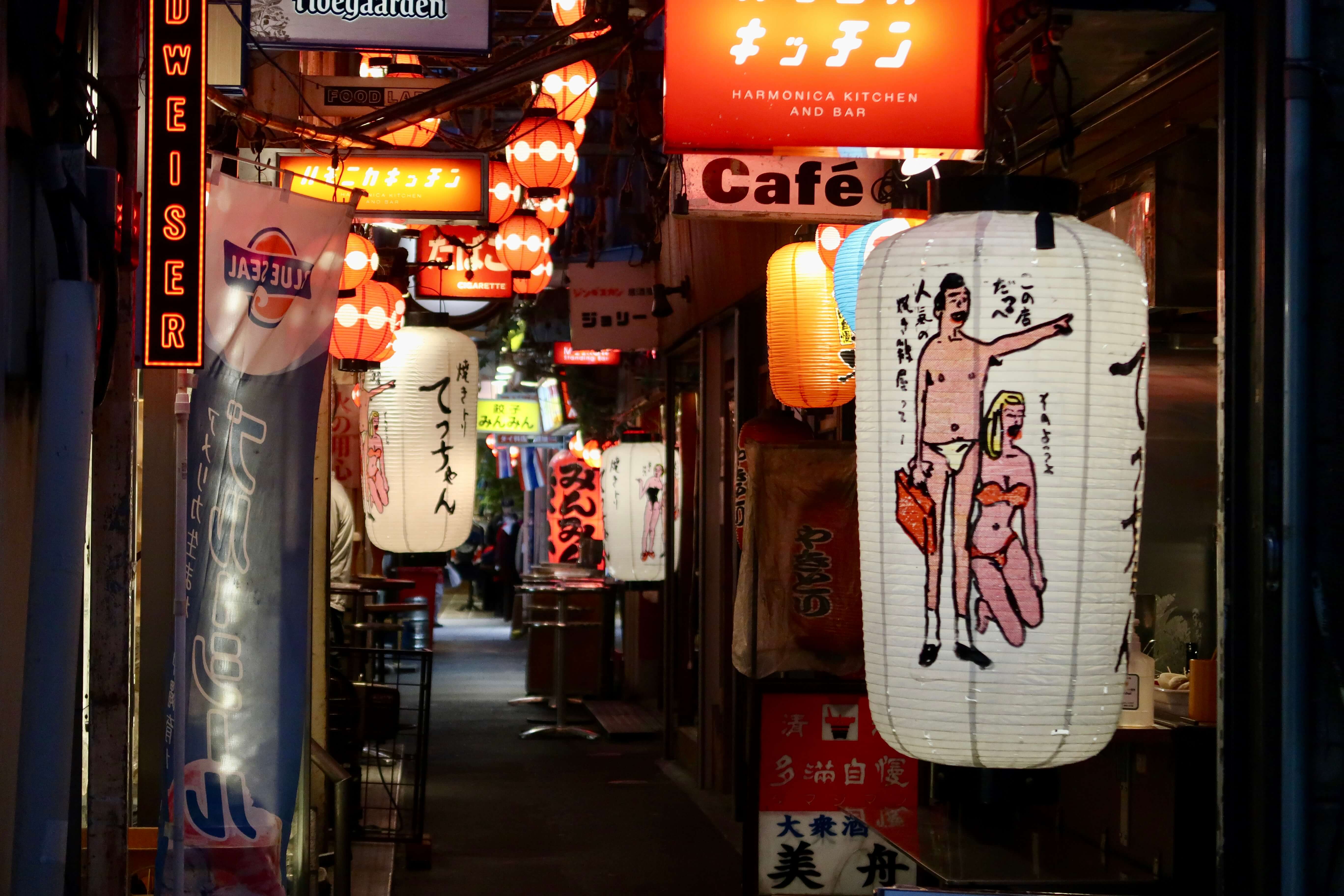 吉祥寺にある商店街ハーモニカ横丁の街並み