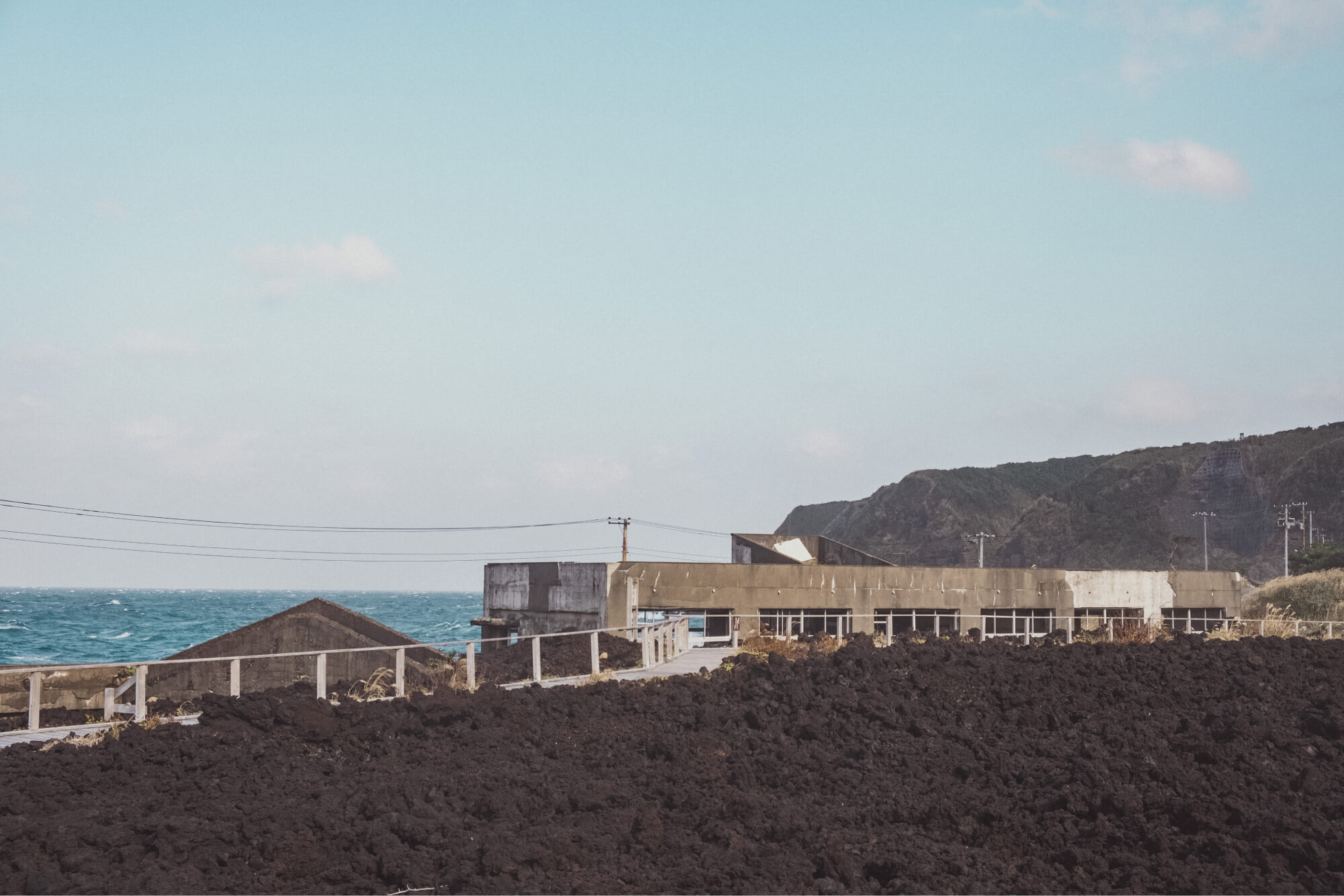 火山体験遊歩道から見た旧小学校の風景