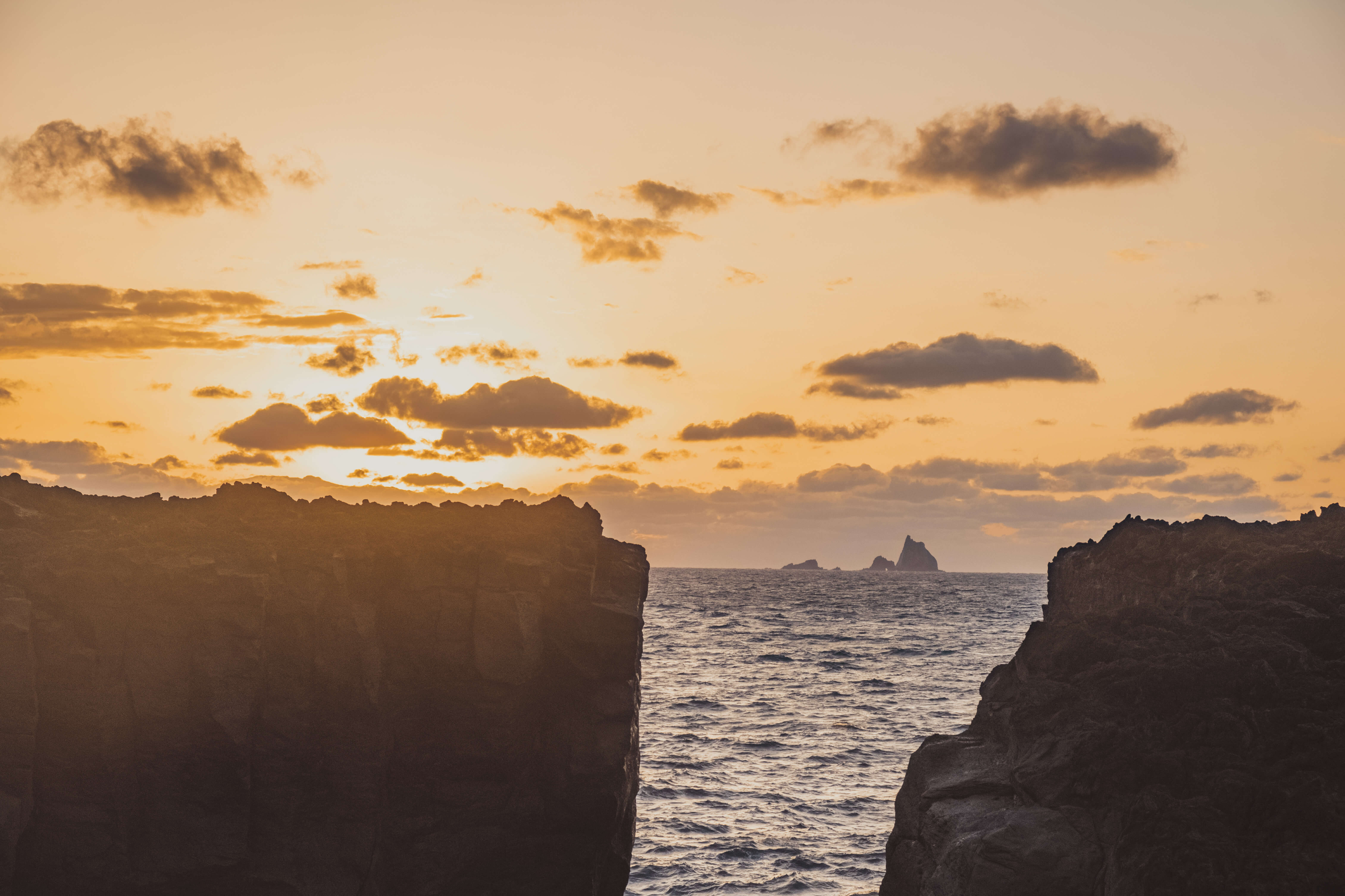 メガネ岩と夕焼けの風景