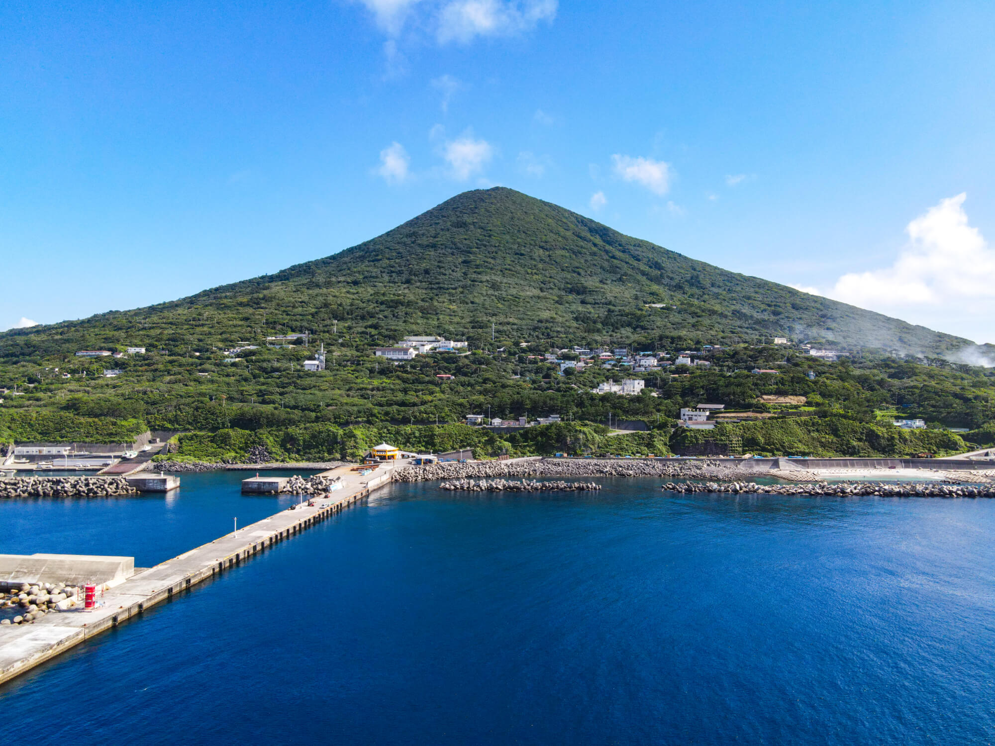 利島の港の風景