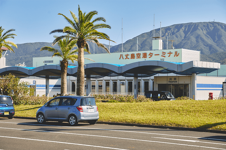 〈八丈島空港〉は、3階立てのビルになっている。