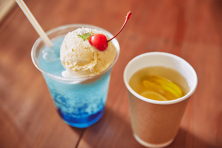 左から「藍ヶ江ブルー（クリームソーダ）」650円、「ホット島レモネード」550円。