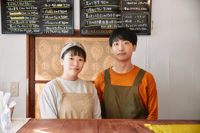 左から大澤萌さん、パートナーの千葉さん。