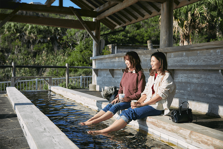 足湯をしながら景色を楽しみます。
