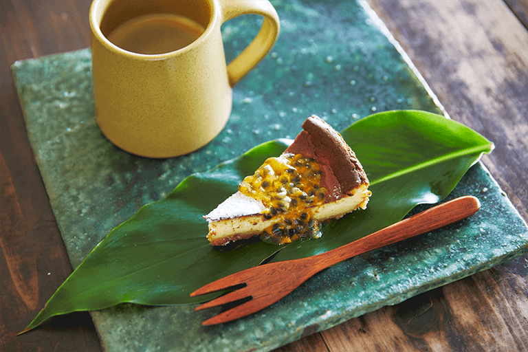 「ケーキセット（日替わりのパッションフルーツチーズケーキ、コーヒー）」800円。