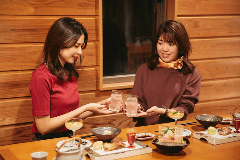 麦芋焼酎「八重椿」で乾杯！「すっきりして飲みやすいです」（土屋さん）。