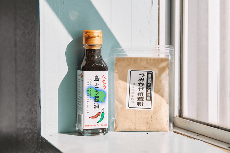 左から「八丈島 島とう醤油」、「うみかぜ椎茸粉」。