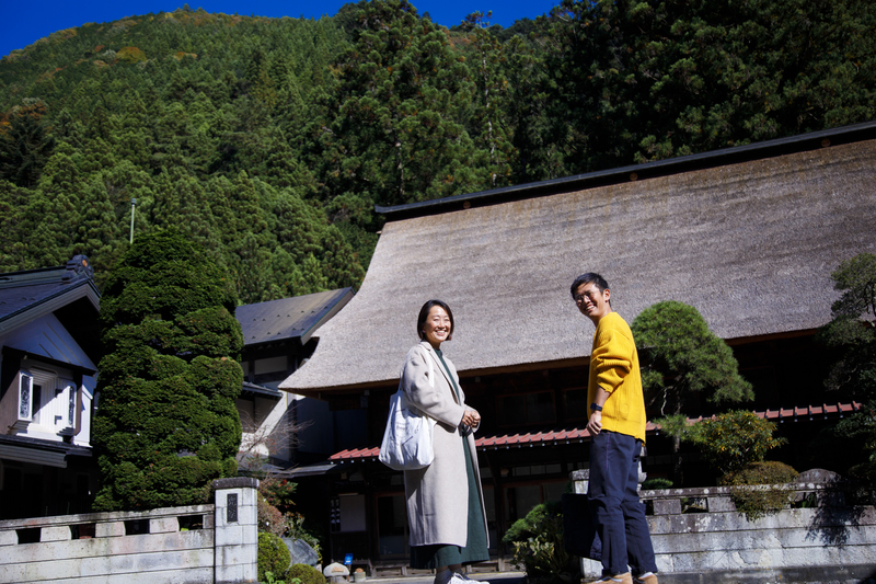兜のような「兜造り」の母屋、太組の柱、茅葺きの屋根が圧巻の〈兜家旅館〉。