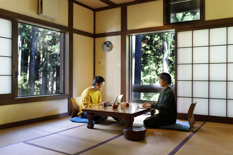 兜のような「兜造り」の母屋、太組の柱、茅葺きの屋根が圧巻の〈兜家旅館〉。