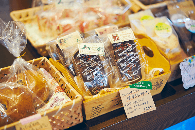 レジ横で販売している、大宜味さんお手製の焼き菓子などもおすすめ。