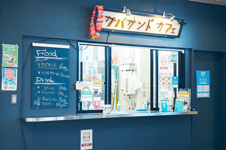 店舗営業は、錆ヶ浜港に船が入出する日限定。テイクアウトして、景色のいい場所で食べるのも◎。