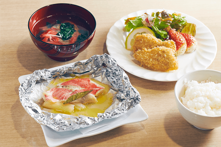 左上から時計まわりに「キンメダイのお吸い物」、「シイラのフライ」、ごはん、「キンメダイのホイル焼き」。