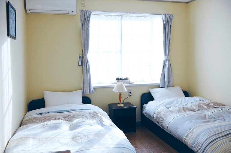 2人が宿泊した洋室のツインルーム。日当たりがよく、清潔感あふれるお部屋です。