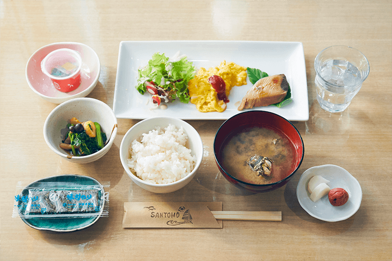 「マグロの照り焼き」や「明日葉の煮浸し」、「カメノテとあさりのみそ汁」は島でとれた食材を使用。