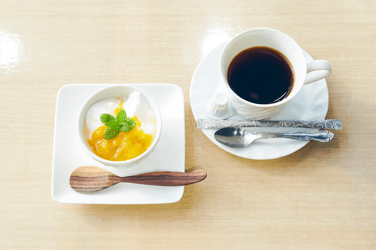 マンゴーのコンポートをかけたヨーグルトとコーヒーは食後に。