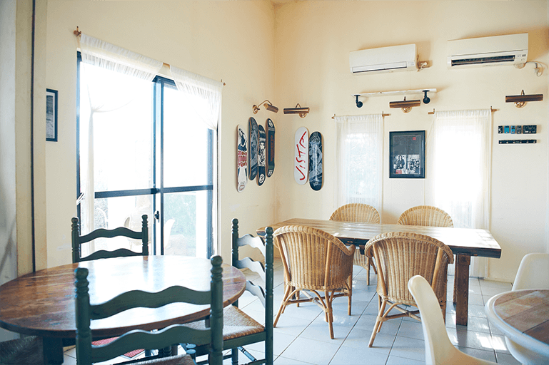 白を基調にした洗練された店内。
