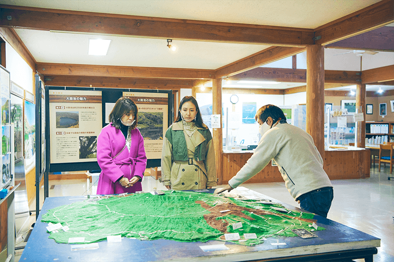 地元の中学生が製作した模型を見ながら、火山噴火の歴史を学びます。