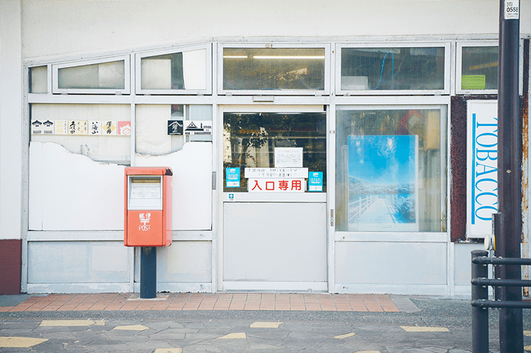 ローカルな雰囲気がかわいらしい入り口。