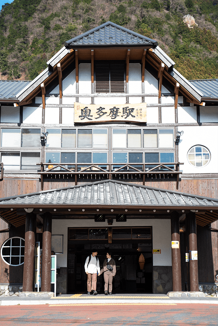 〈奥多摩森林セラピー〉の集合場所、奥多摩駅はJR青梅線の終点で、都内にあるJRの駅で最も高い標高343mに立地。ここから送迎車で５分ほど走った先から今回の登計トレイルが始まる。ガイド付きセラピー7,500円〜。●おくたま地域振興財団／東京都西多摩郡奥多摩町氷川215-６奥多摩町役場地下２F☎︎0428•83•8855。